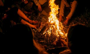 围坐篝火旁的温馨时刻