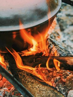 户外篝火上的烹饪场景