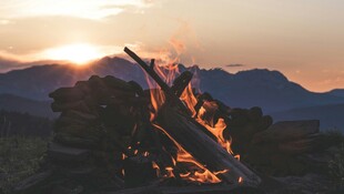 夕阳下的野外篝火