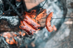 户外炭火烤美味香肠