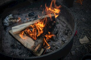 篝火熊熊燃烧的温暖画面