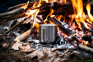 篝火旁的金属杯