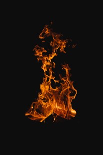 黑色背景上的熊熊火焰