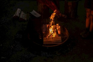 户外篝火熊熊燃烧
