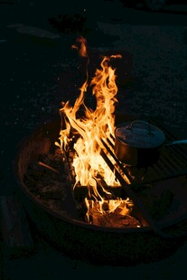 篝火熊熊燃烧的温暖画面