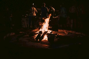 篝火旁的欢乐聚会