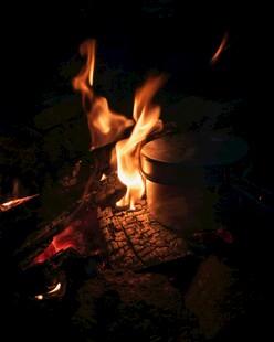 夜晚篝火熊熊燃烧