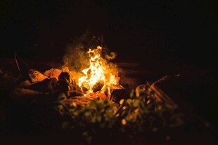 野外篝火熊熊燃烧