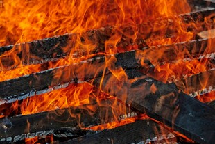 熊熊燃烧的篝火