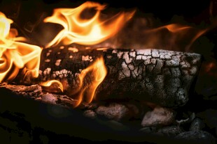 篝火熊熊燃烧的温暖画面