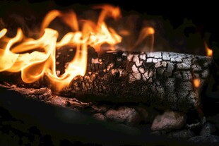 燃烧的火焰与炭火