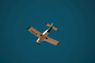 空中飞行的小型飞机