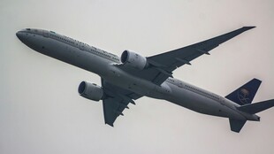 翱翔天际的大型民航客机