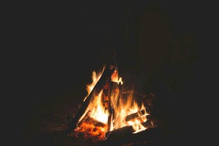 篝火熊熊燃烧的温暖画面