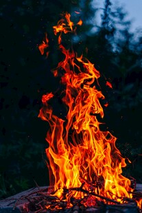 户外熊熊燃烧的篝火