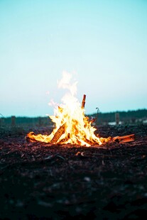 野外篝火熊熊燃烧