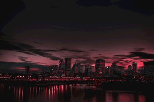 夜幕下的城市河畔美景