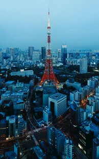 东京城市夜景中的塔