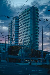 黄昏下的城市高楼景观