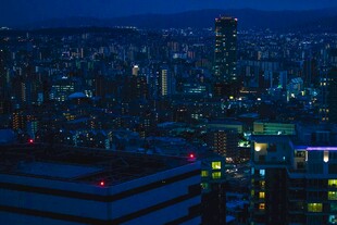 城市璀璨夜景俯瞰图