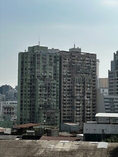 城市高楼与低矮建筑景观