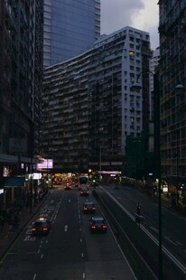 城市夜幕下的繁忙街道