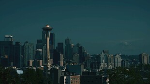 夜幕下的城市天际线