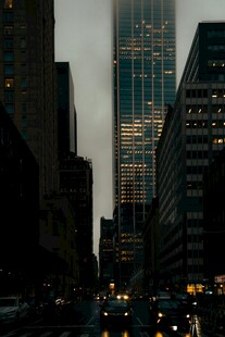 都市黄昏下的高楼与车流