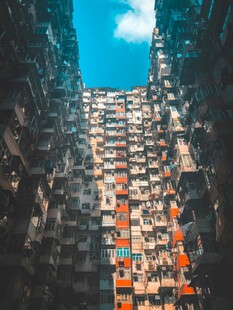 高楼林立间的天空一角