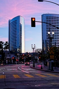 城市黄昏下的高楼与交通灯