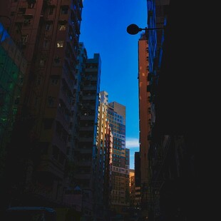 城市高楼间的黄昏景致