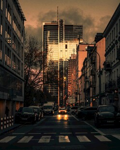 城市街道黄昏时的静谧景象