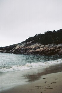 海边沙滩与远处山峦景色