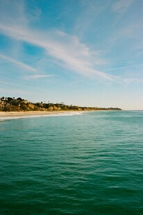 碧海蓝天的美丽海岸线