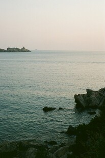 海边暮色中的礁石与远岛