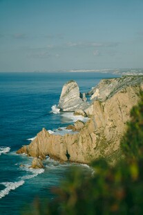 海岸边的壮丽岩石景观