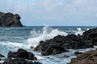 海浪拍击岸边嶙峋礁石