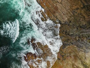俯瞰海浪拍打嶙峋海岸