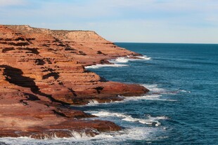 红色海岸边的壮阔海景