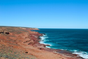 海岸红崖与蔚蓝大海景观
