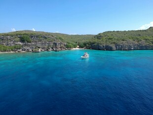 碧海蓝天中的海上小船