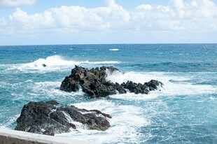 海浪拍击礁石的壮阔海景