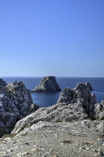 海边嶙峋岩石与远处孤石