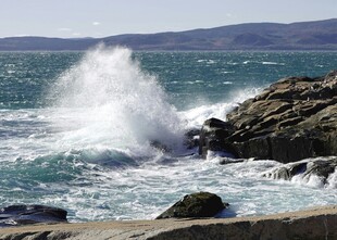 海浪拍击岸边岩石