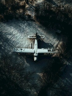 雪地中的小型飞机