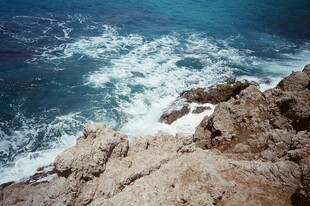 海边嶙峋岩石与翻涌海浪