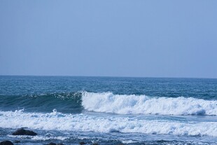海浪翻涌的蓝色海洋