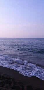 海边日落时的海浪美景