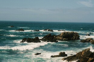 海浪拍击礁石的壮阔海景
