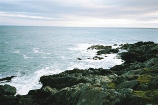 海边礁石与翻涌海浪